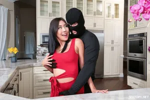 Hẹn hò qua mạng, cô gái gặp phải thanh niên biến thái nhưng cô ấy cũng đâu vừa