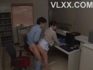 Một cô gái trong sáng và ngọt ngào cùng cô bạn gái đồng tính nữ đang quyến rũ nhau. Họ mặc quần lọt khe gợi cảm, liếm âm hộ và đổ sữa vào đó. Họ cọ xát âm hộ và nhấc mông lên để đưa một cái "cậu nhỏ" giả vào. Đừng bỏ lỡ nếu bạn chơi với chúng trong 5 giờ.