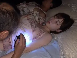 Một cảnh sex tập thể nổi tiếng của bốn người đẹp trong một căn phòng. Hai trong số những nữ thần xinh đẹp và thanh tú nhất với đôi chân giống với người đẹp Tân Cương đã được chọn ra. Cảnh tượng đó cực kỳ dâm ô.