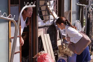 Nữ giáo viên kính cận quyến rũ