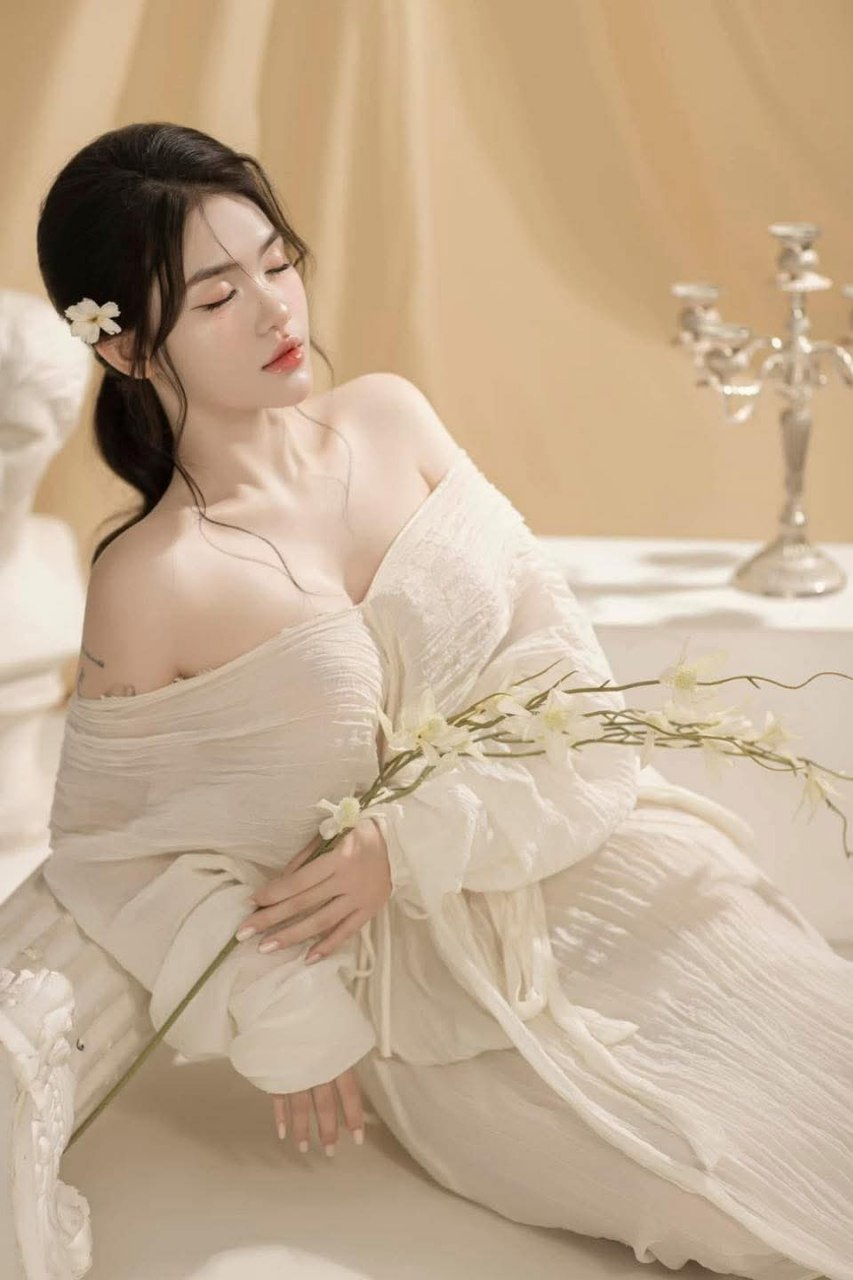 Bạn gái mông đào, quan hệ tình dục nồng nhiệt tại nhà, tất hở đáy quần, còng tay gợi cảm, góc nhìn thứ nhất, giữ mông béo và quan hệ tình dục, góc nhìn cận cảnh thậm chí còn hấp dẫn hơn